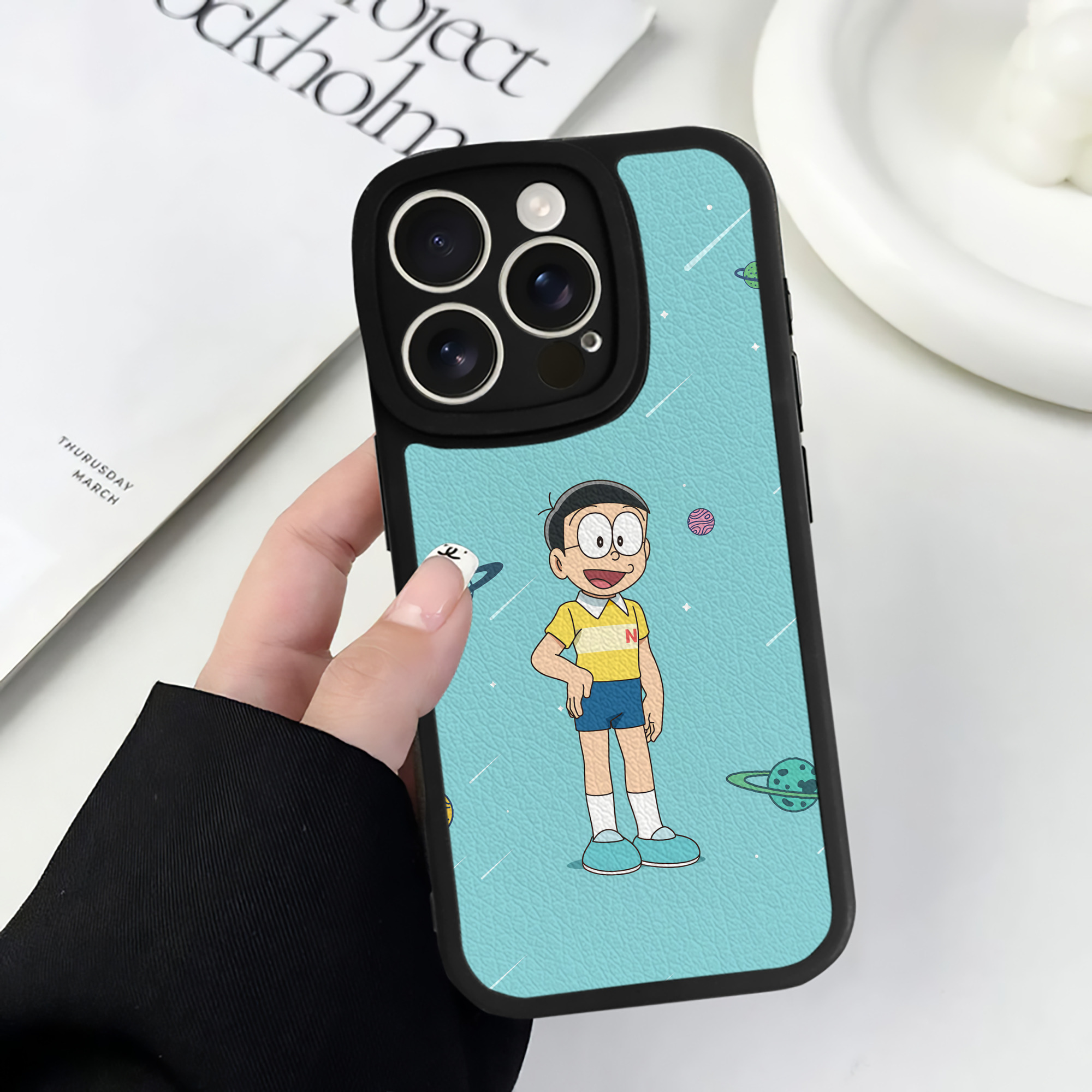 （画像用） ドラえもん Doraemon 【iPhone 16シリーズ対応】シリコンスマホケース（レザー調） 材質：シリコン